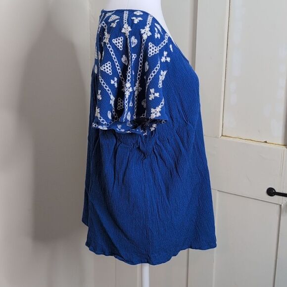 Torrid 2/18-20/2X Blue Crinkle Gauze Flutter Sleeve Blouse - Picture 4 of 9